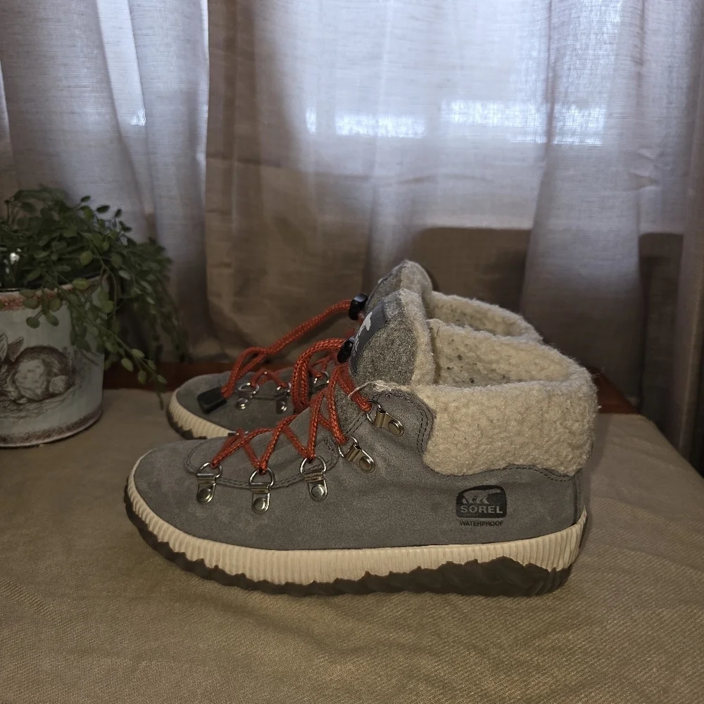 Sorel Kids  size 4 Boots in Gray suede with Orange Accents